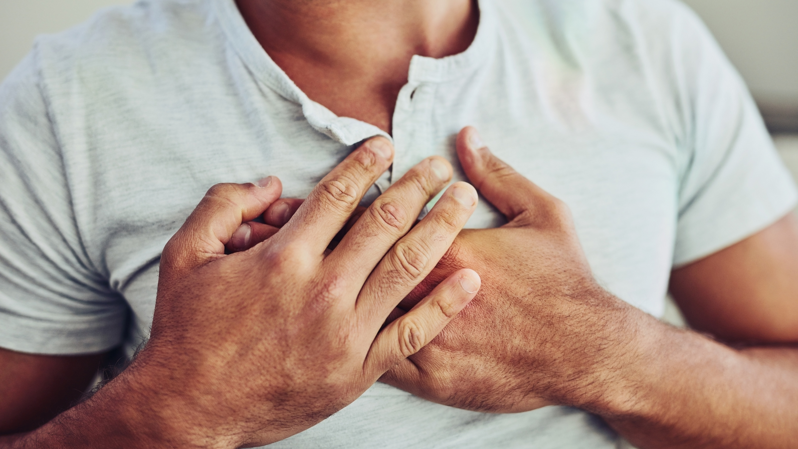 Mains sur la poitrine : reflux acide
