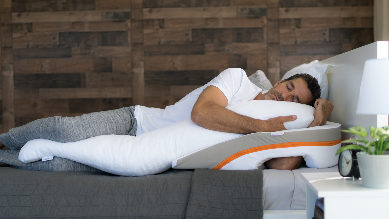 homme qui dort sur le dispositif anti-reflux medcline pour utiliser la thérapie positionnelle pour réduire les symptômes des reflux gastriques