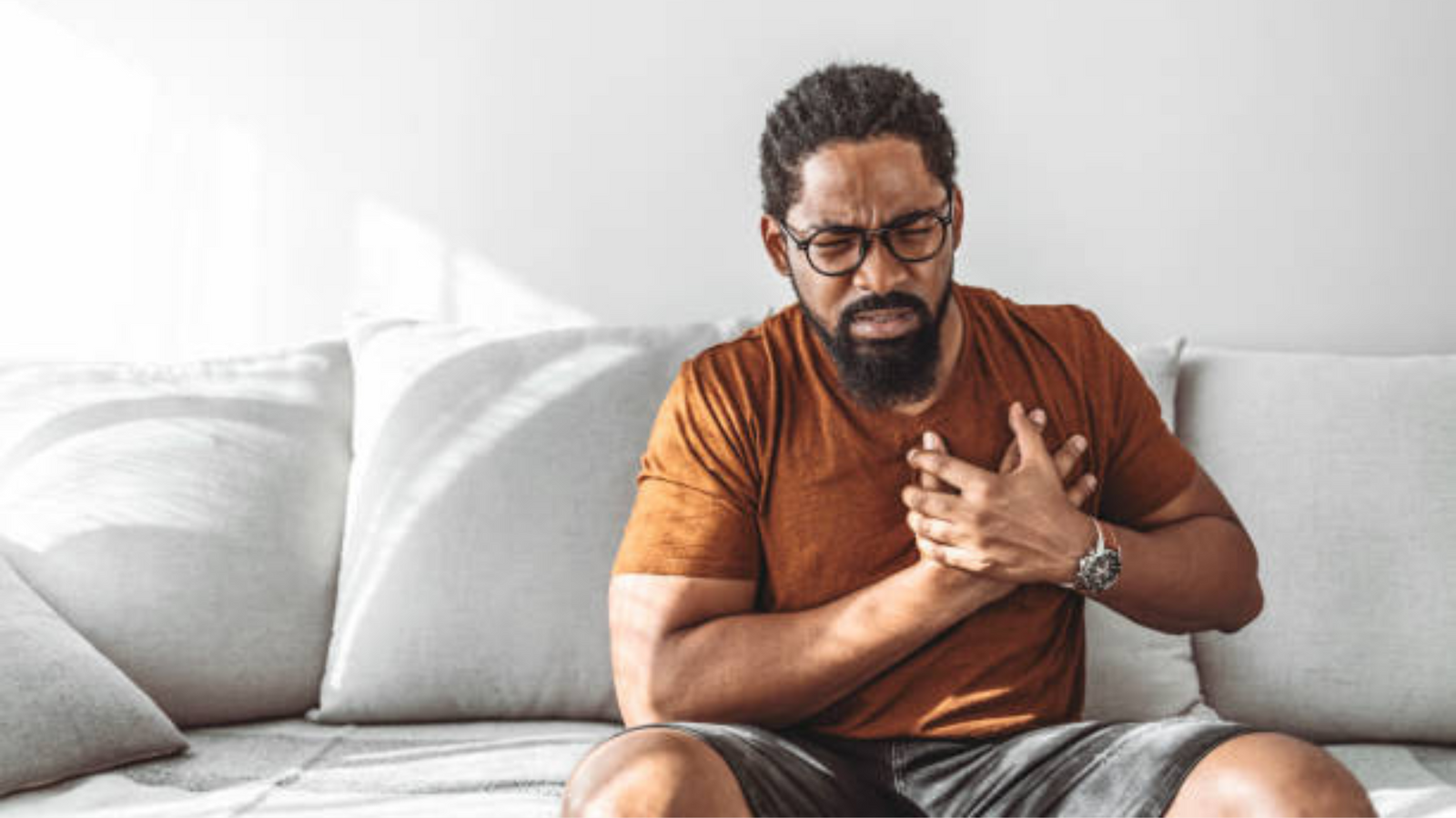 homme qui se tient le coeur car douleurs thoraciques la nuit à cause de la digestion