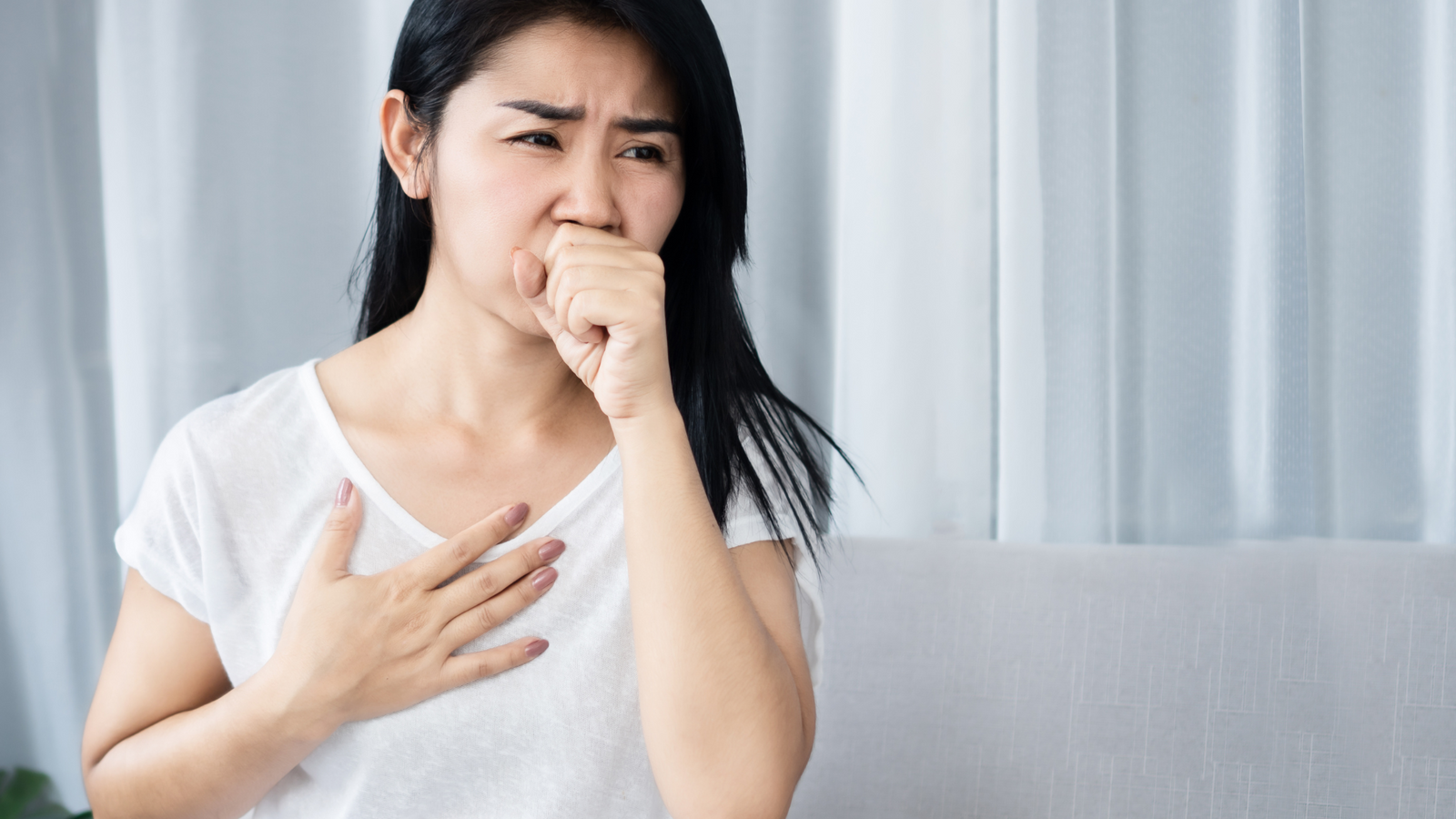 Femme s'étouffant à cause d'un reflux acide