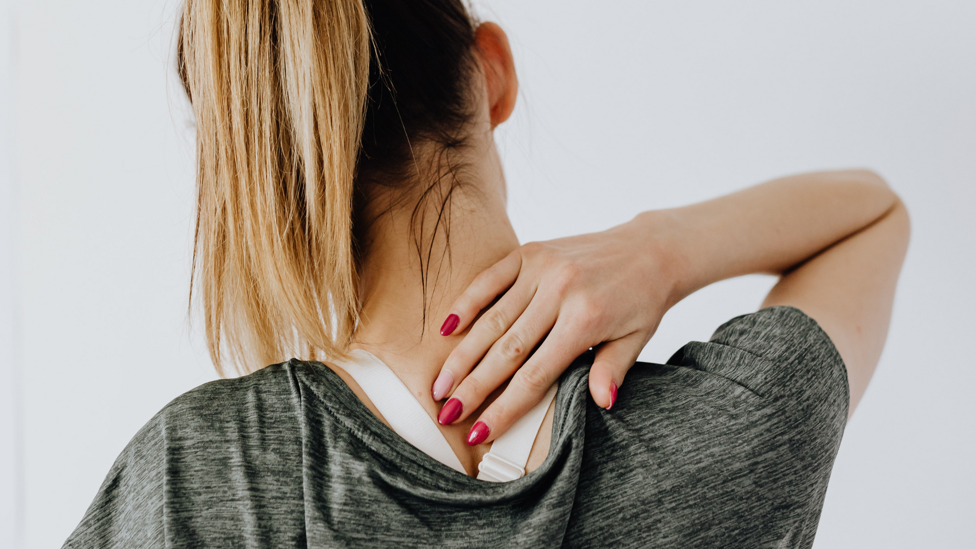 femme avec une douleur à l'épaule gauche